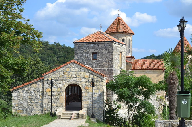 kutaisi-1280px-Motsameta_monastery-autor-CHARGERLEVANI